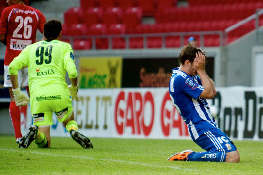 Elmar Bjarnason, IFK Göteborg, missar målchans. Depp,