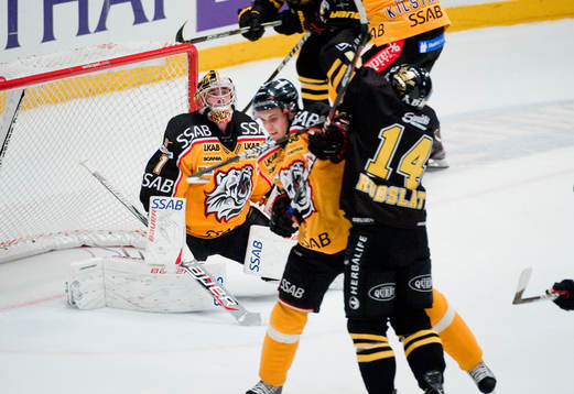 Fight om pucken framför David Rautio, målvatk Luleå