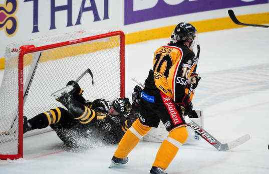 Robert Rosén, AIK glider in i mål utan puck