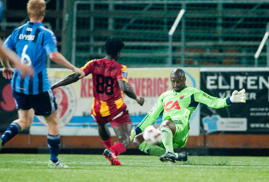 Pa Dembo Touray, målvakt Djurgården rensar undan