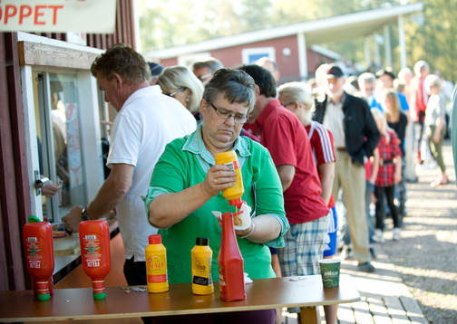 Lång kö framför korvkiosken