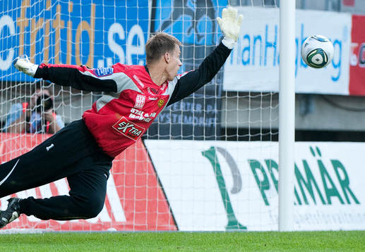 Mattias Asper, målvakt Mjällby, ser Tobias Hyséns skott