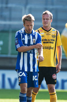 Adam Johansson, IFK Göteborg, får utgå