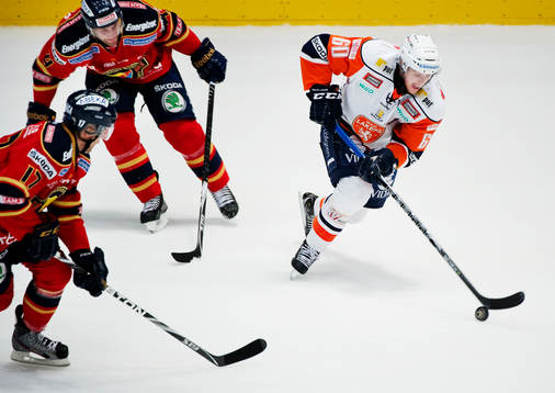 Erik Josefsson, Växjö, kontrollerar pucken
