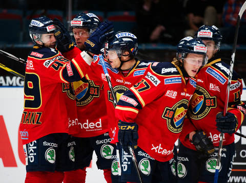 Mattias Carlsson, Djurgården, gratuleras till sitt 1-0-mål