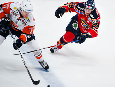Jeremias Augustin, Växjö, jagas av Patrick Cehlin,