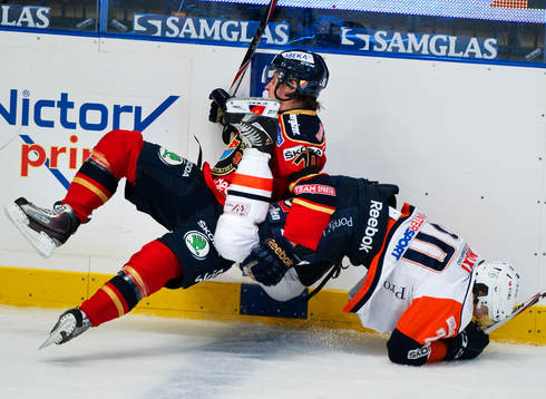 Mario Kempe, Djurgården, faller i en närkamp med Johan