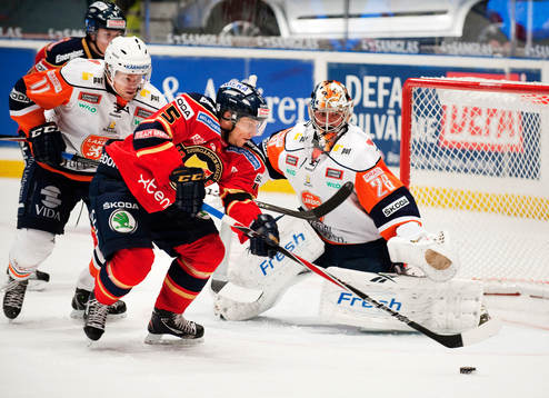 Mattias Carlsson, Djurgården, oroar framför Martin