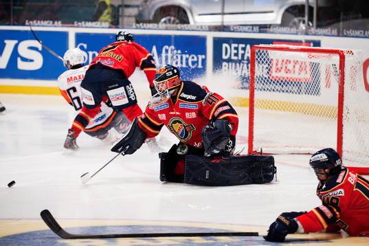 Gustaf Wesslau, målvakt, Djurgården, motar ett skott