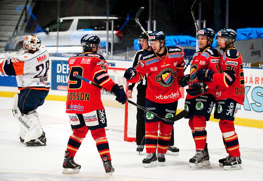 Marcus Nilson, Djurgården, gratuleras till sitt 2-0-mål