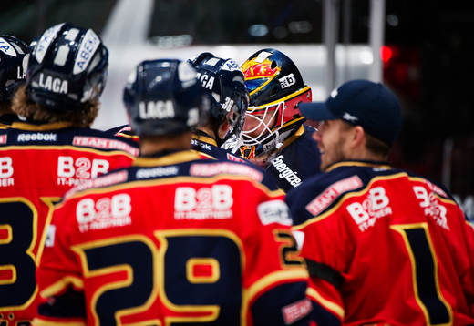 Gustaf Wesslau, målvakt, Djurgården, kramas om av sina