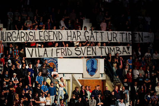 Sven Tumba hedrades av publiken i samband med hans bortgång