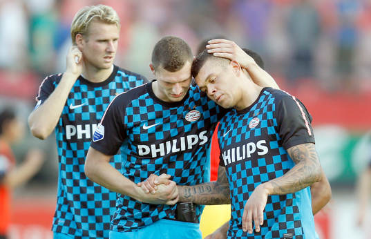 Erik Pieters, PSV, kramar om Woilfred Bouma, i bakgrunden