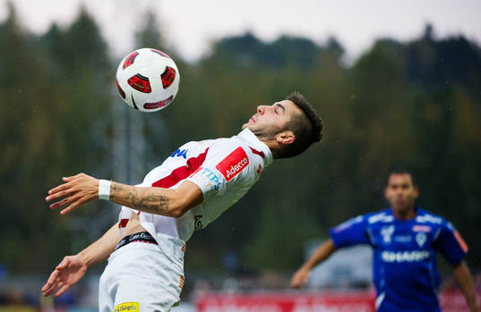 Mikael Ishak, Assyriska, tar ner bollen
