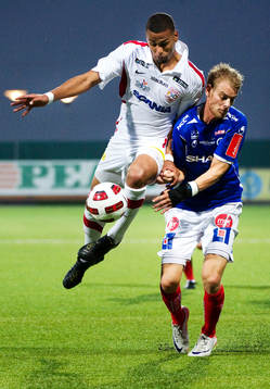 Kyle Konwea, Assyriska, vinner en närkamp mot Oscar