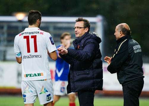 Patrick Walker, tränare, Assyriska, pratar med Mikael Ishak