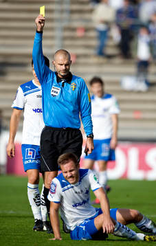 Michael Lerjéus, domare, visar gult kort, varning