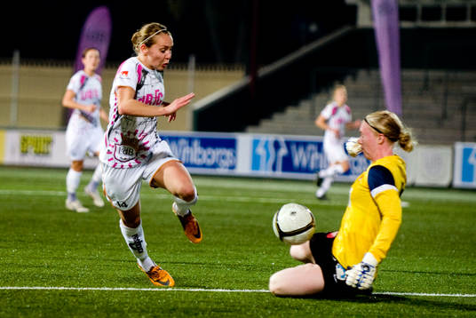 Manon Melis, LDB Malmö skjuter men Hedvig Lindahl,