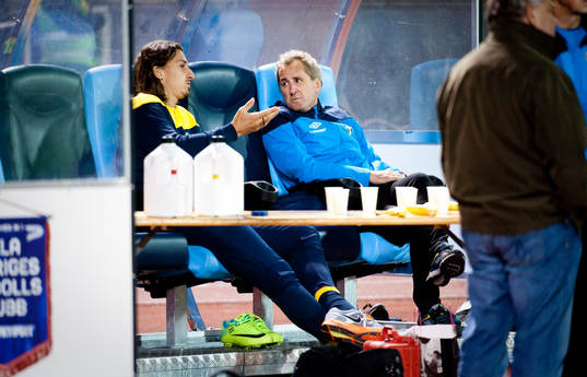 Zlatan Ibrahimovic pratar med Erik Hamrén, förbundskapten
