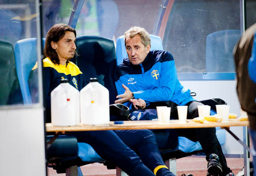 Zlatan Ibrahimovic pratar med Erik Hamrén, förbundskapten