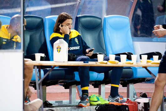 Zlatan Ibrahimovic pratar i telefon