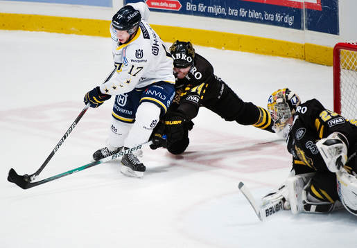 Andreas Falk, HV71, håller undan Josh MacNevin, AIK