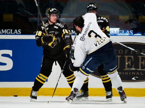 Tobias Viklund, AIK, i slagsmål med Noah Welch, HV71