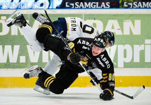 Christopher Aspeqvist, AIK, tacklar Johan Lindström, HV71