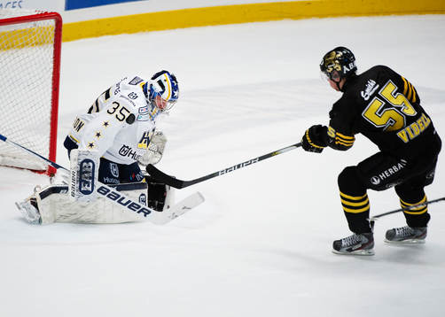 Andreas Andersson, målvakt, HV71, räddar ett friläge i