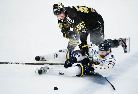 Linus Videll, AIK, förlorar en närkamp mot Daniel Rahimi,
