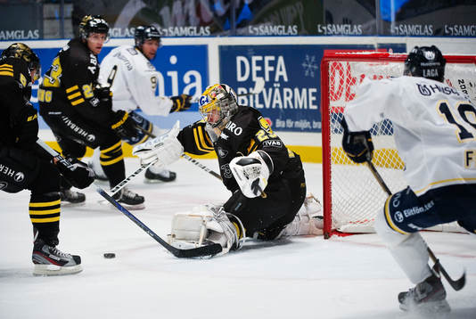 Markus Svensson, målvakt, AIK, motar ett skott