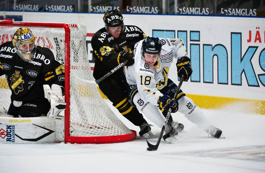Jonas Liwing, AIK, trycker undan Jesper Fasth, HV71,