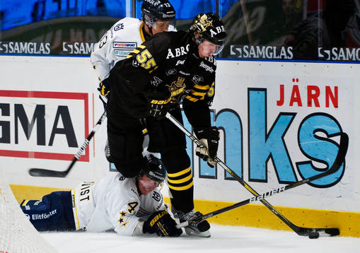Linus Videll, AIK, tar sig förbi både Oscar Sundh och