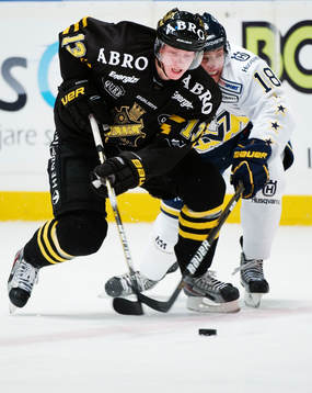 Joakim Nordström, AIK, utmanas av Jesper Fasth, HV71