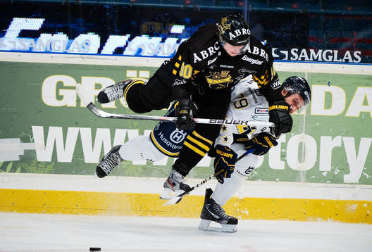 Christopher Aspeqvist, AIK, tacklar Johan Lindström, HV71