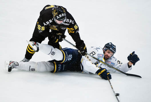 Linus Videll, AIK, förlorar en närkamp mot Daniel Rahimi,