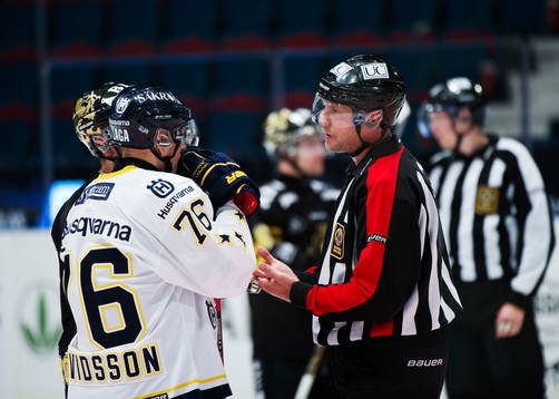 Ulf Rönnmark, domare, pratar med Dick Tärnström, AIK,
