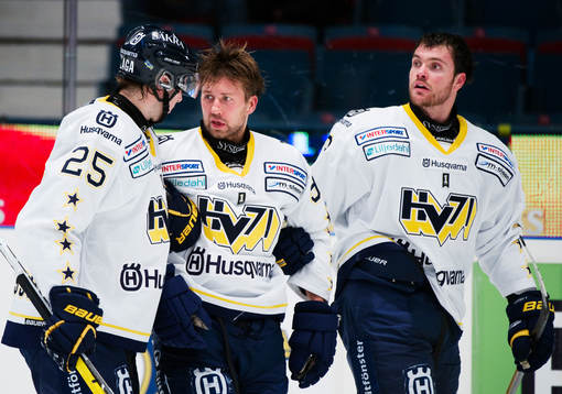 Mattias Karlsson och Noah Welch hjälper Per Ledin, HV71,