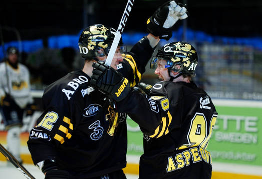 Patrik Nemeth gratulerar Christopher Aspeqvist, AIK, till