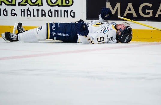 Per Ledin, HV71, ligger skadad på isen