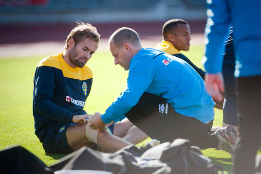 Olof Mellberg lindar och kyler sitt knä