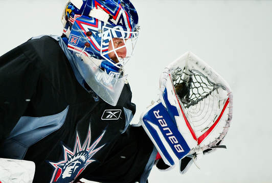 Henrik Lundqvist, målvakt, plockar en puck