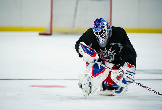 Henrik Lundqvist, målvakt, stretchar