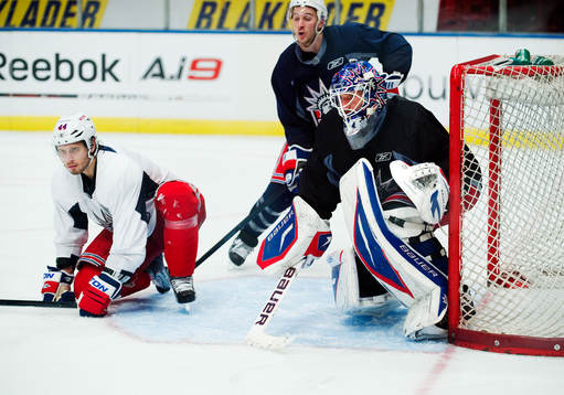 Henrik Lundqvist, målvakt, försvarar målet