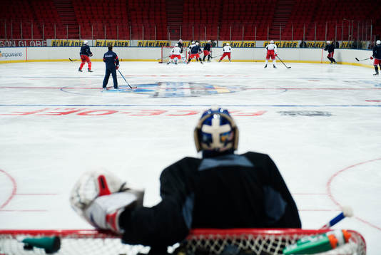 Henrik Lundqvist, målvakt, ser på när laget tränar på