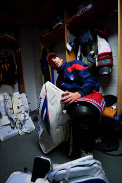 Henrik Lundqvist, målvakt, byter om