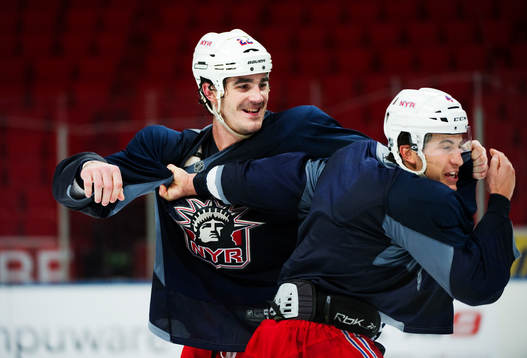 Brian Boyle och Michael Del Zotto bråkar med varandra på