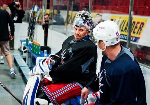 Henrik Lundqvist, målvakt, sitter på bänken i samtal med