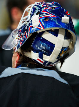 Henrik Lundqvist, målvakt, har ett klistermärke med "1