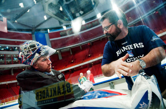 Henrik Lundqvist, målvakt, får hjälp med sina skridskor